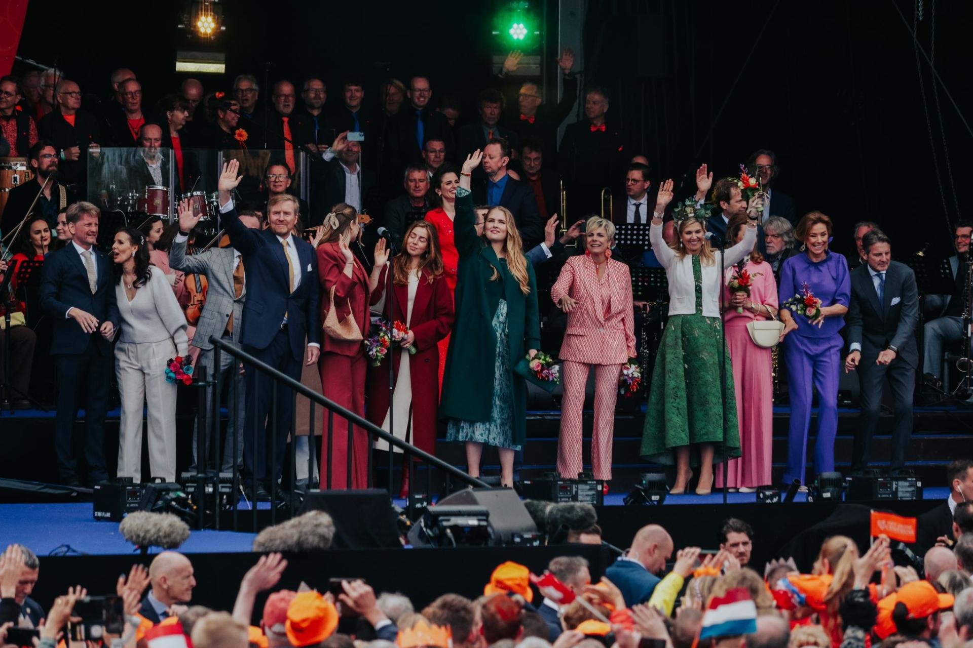 De koninklijke familie op het eindpodium tijdens koningsdag in Emmen 
