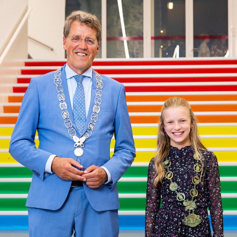 Burgemeester Eric van Oosterhout met kinderburgemeester Tess Katerbarg op de regenboogtrap in het gemeentehuis
