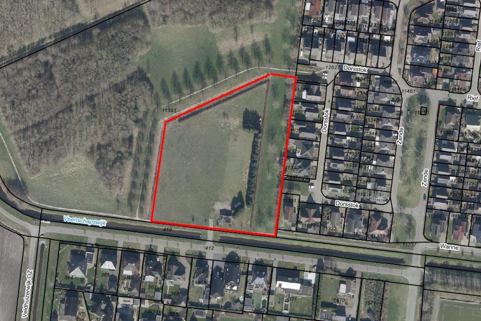 Luchtfoto van Veenschapswijk. De locatie is rood omcirkeld.