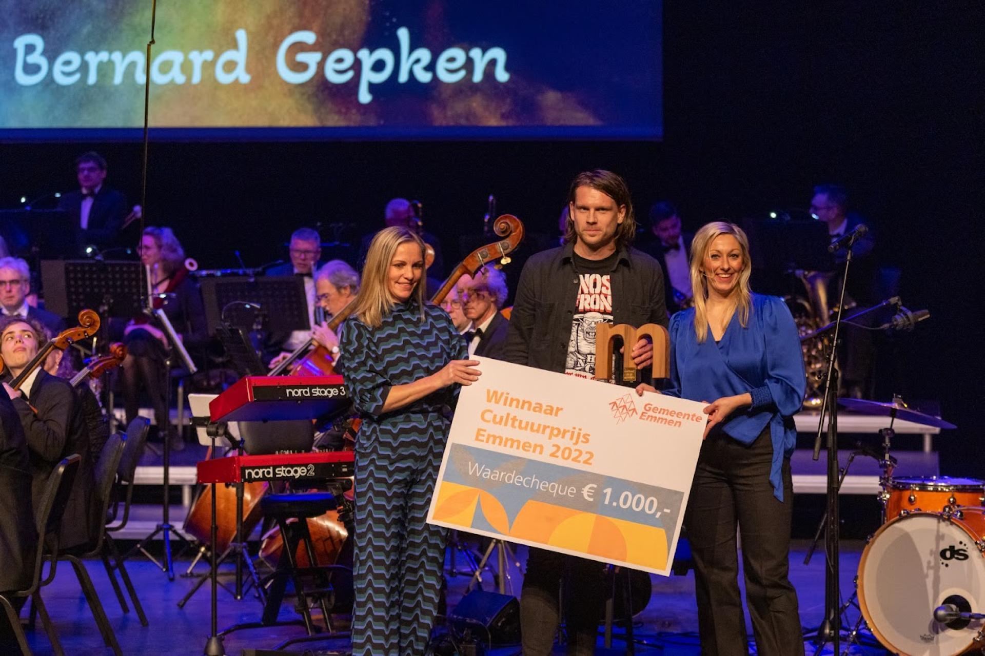 Winnaar cultuurprijs Bernard Gepken met directrice Nicole Stiekema van Facet en wethouder Dewy Leal.