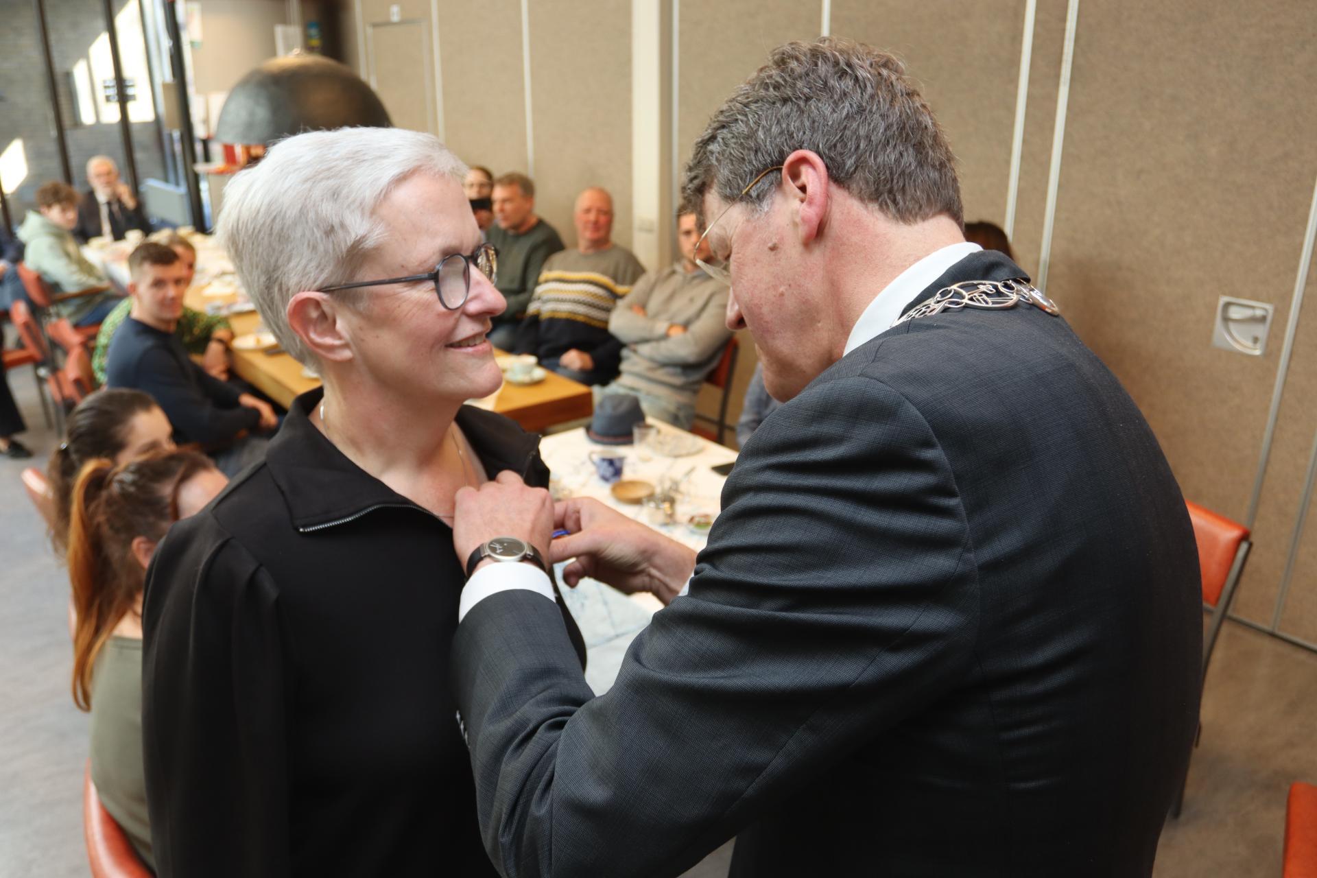 Burgemeester Eric van Oosterhout geeft lintje aan mevrouw Liesbeth Annen