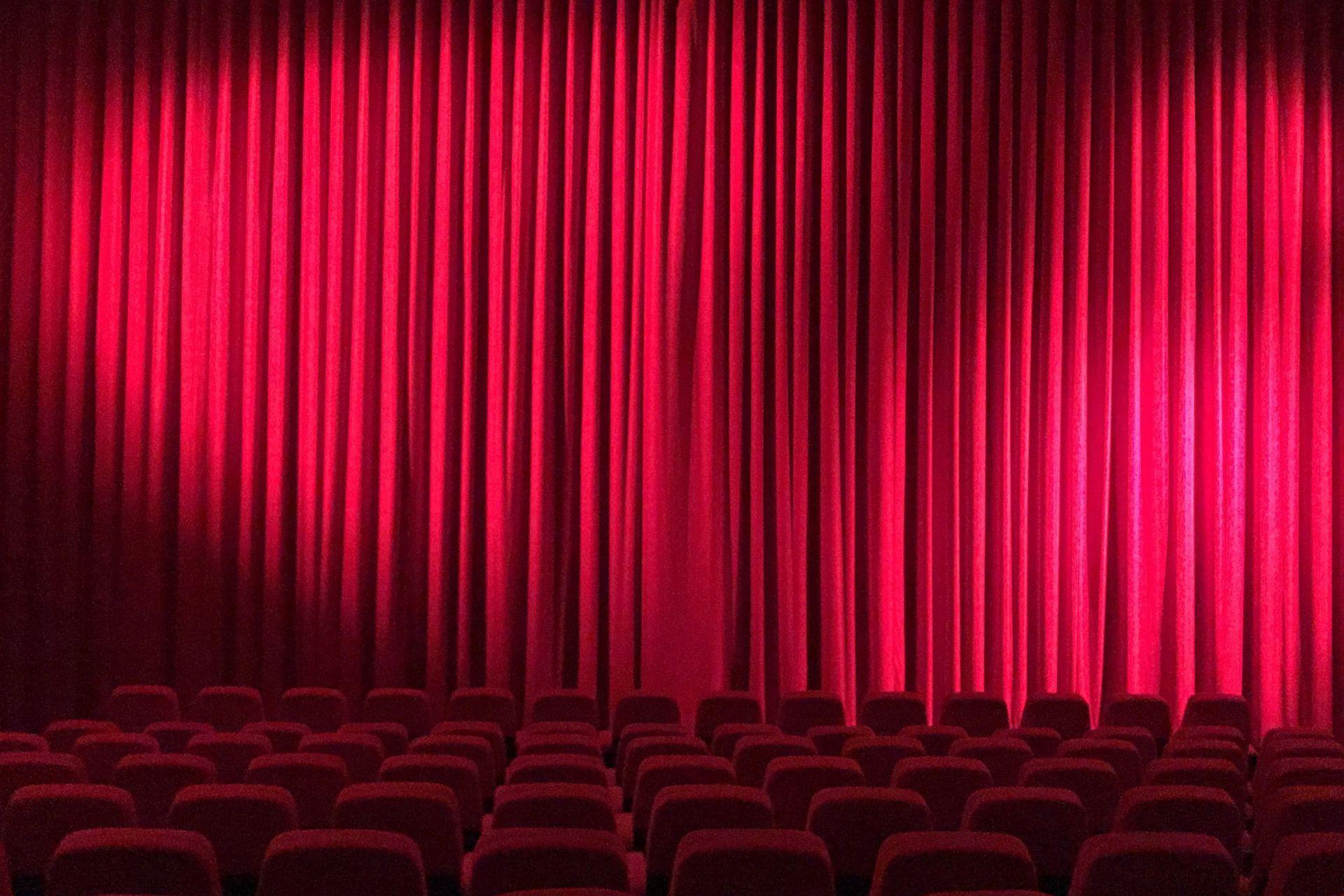 Theaterzaal met rode gordijnen dicht