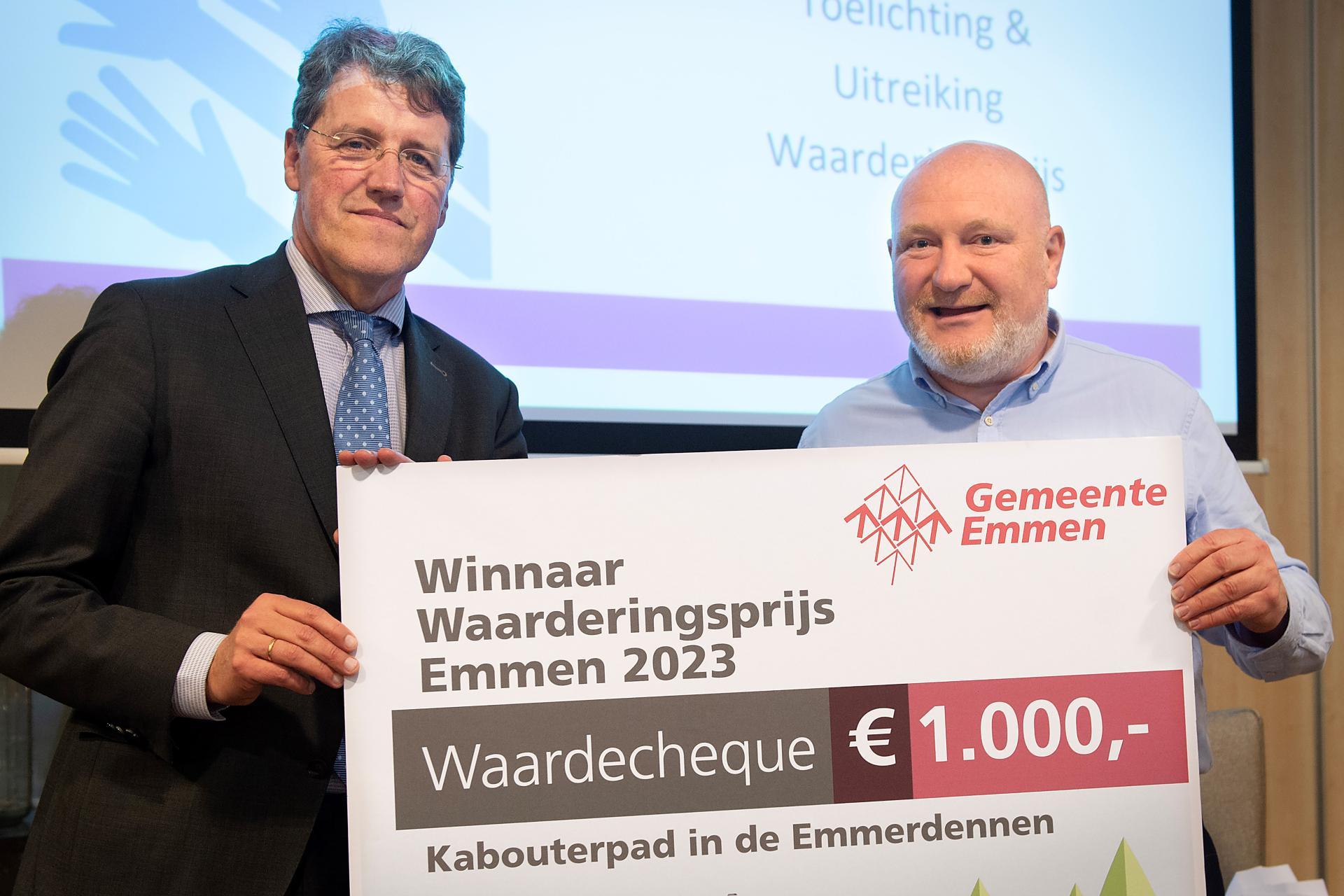 Burgemeester Eric van Oosterhout samen met winnaar van de Waarderingsprijs 2023 Eric van Waardenburg