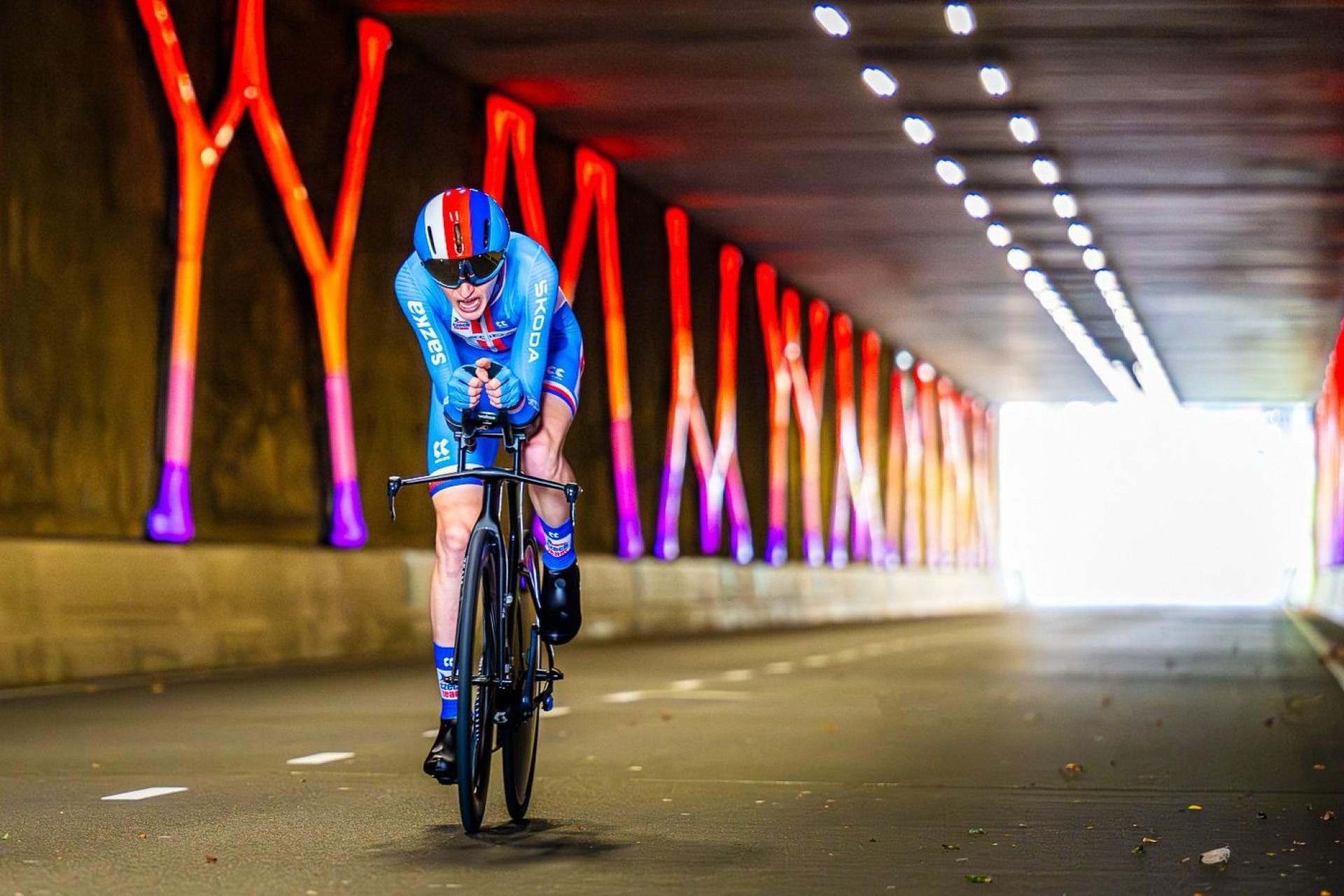 Wielrenner fietst door de Hondsrugtunnel tijdens het EK Wielrennen 2023