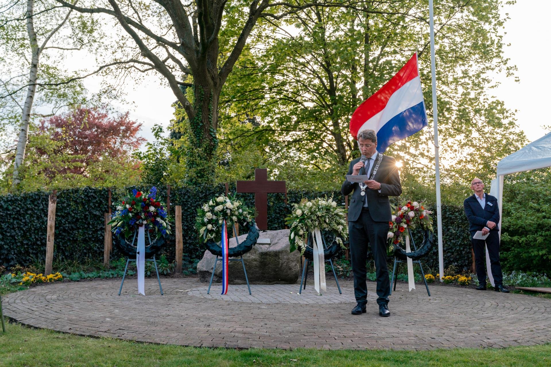 Burgemeester Eric van Oosterhout geeft een speech tijdens de kranslegging in Nieuw-Amsterdam 2023