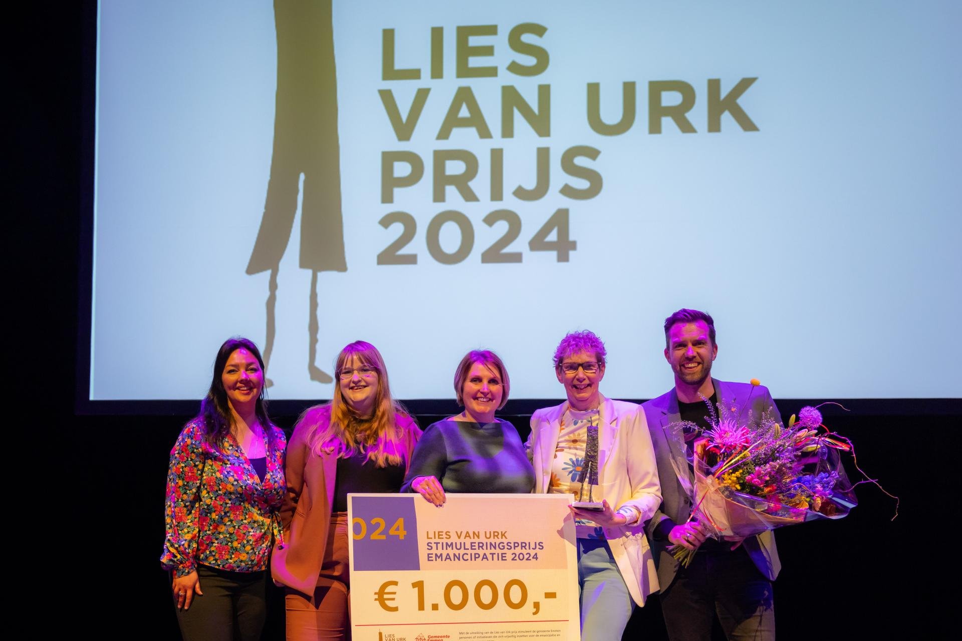Winnaar Jennette Mooibroek met de juryleden en wethouder Guido Rink met cheque van 1000 euro